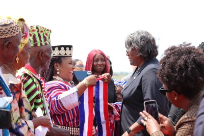 An enthusiastic welcome in Sierra Leone for U.S Ambassador Linda Thomas-Greenfield on the last stop of a five-day, three-nation visit to west Africa.