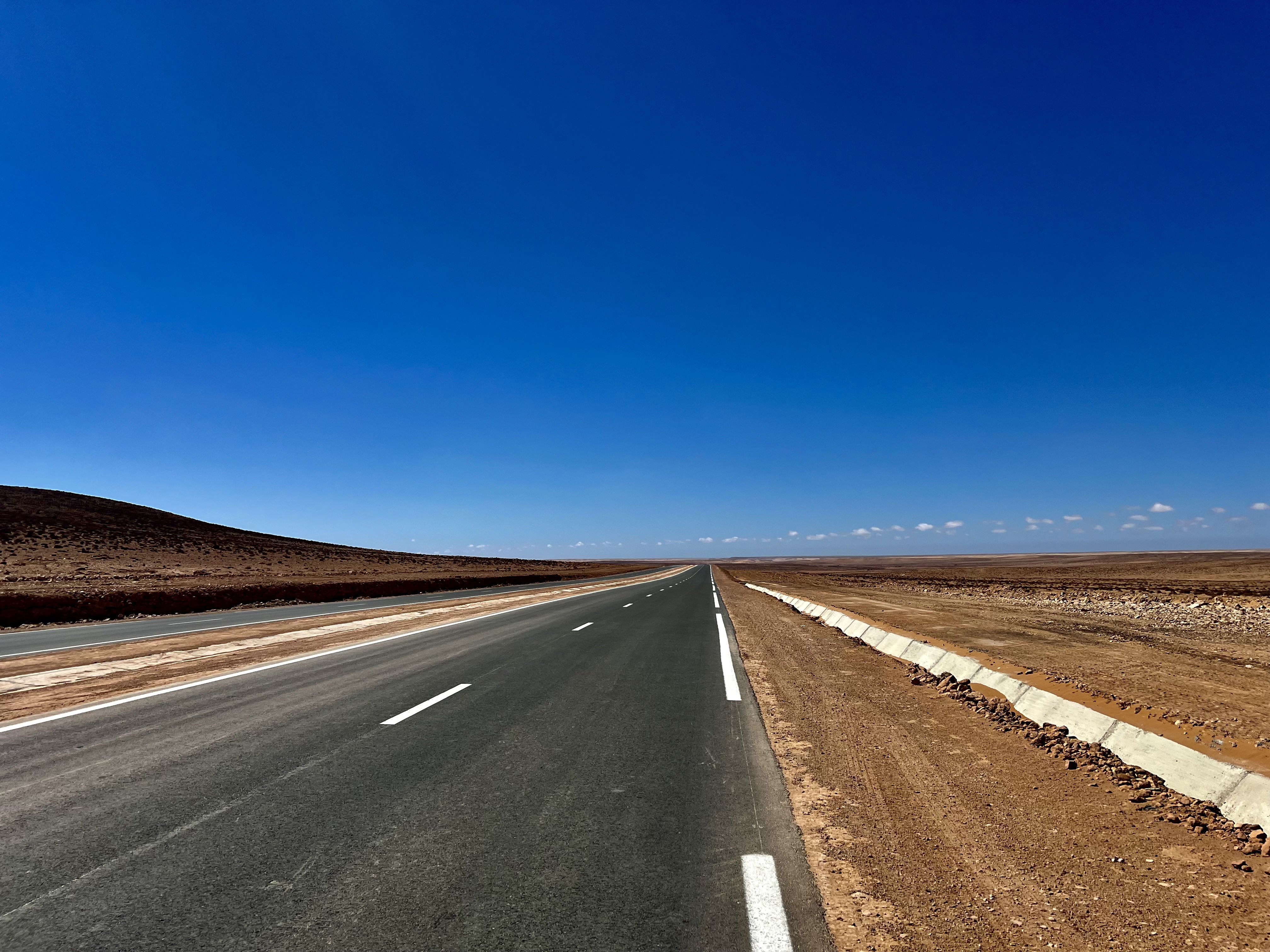 Jake Thorpe cycling across the Sahara