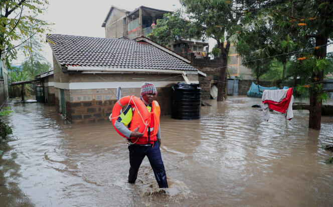 A member of the Kenyan Red Cross after a seasonal river burst its banks, Kitengela, Kenya, May 1ᵉʳ, 2024.