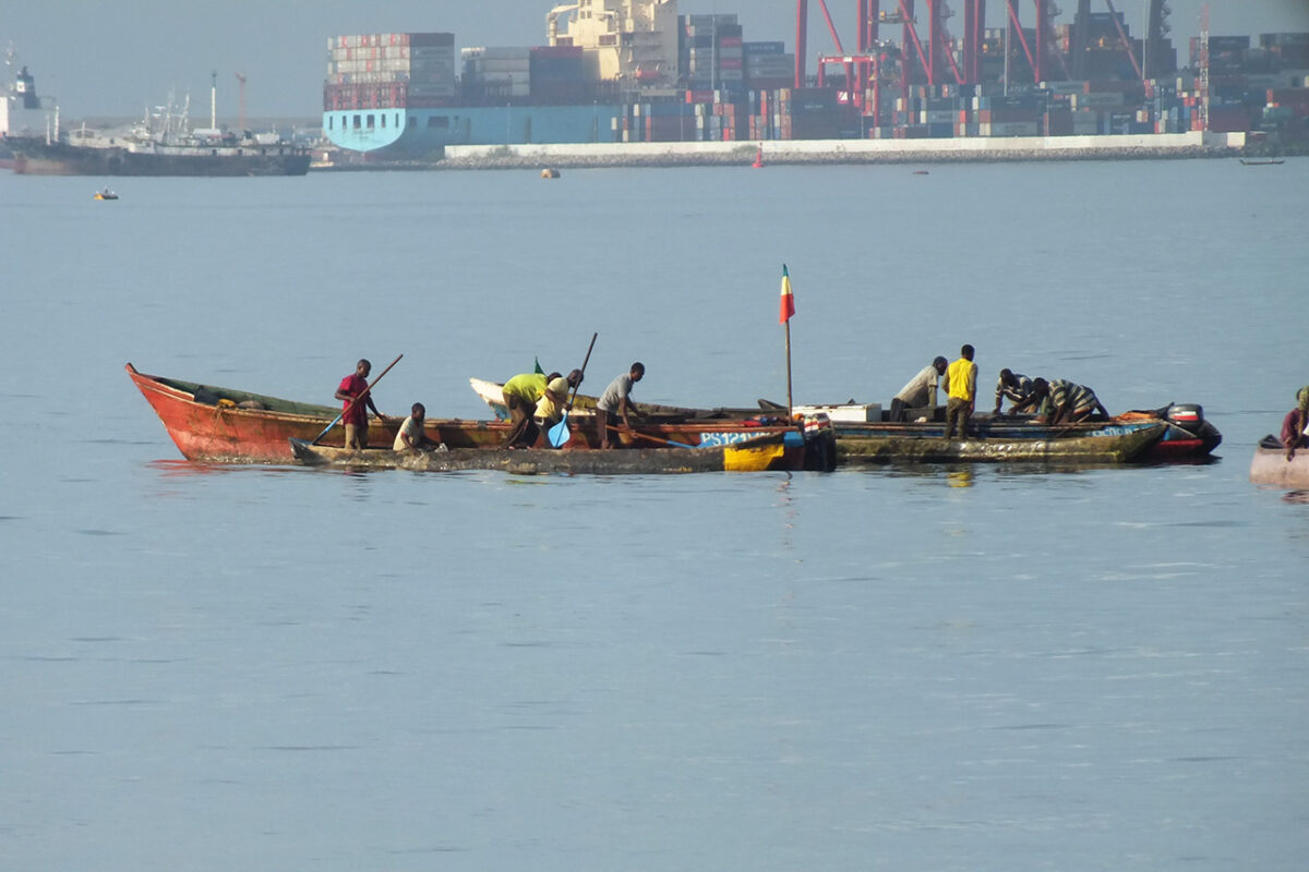 An artisanal fishing boat called a pirogue unloads at Songoro after a fishing trip. Credit: Godefroy De Bruyne