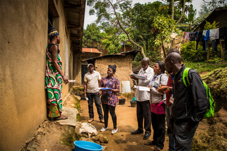 Des représentants de la communauté viennent rendre visite à une famille en République démocratique du Congo pour sensibiliser le public à Ebola.