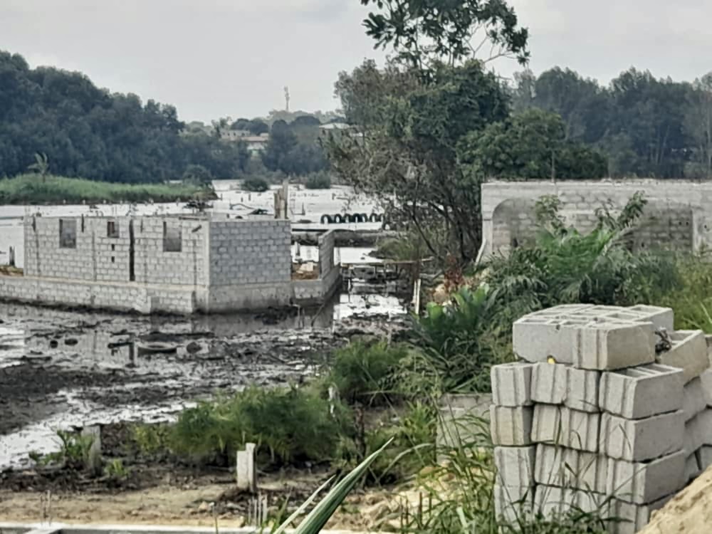 A house being built on the mangrove in Mindoube1 district, Libreville. Image courtesy of Guilann Ibinga. Gabon. April 6 2023