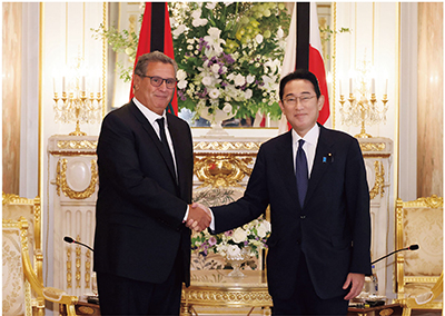 Prime Minister Kishida shakes hands with Prime Minister Aziz Akhannouch of Morocco (September 28, Tokyo; Photo: Cabinet Public Affairs Office)