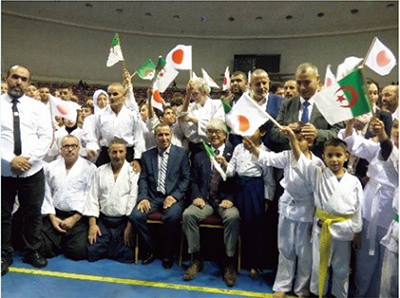 Around 1,300 aikido martial artists from across Algeria attended the signing ceremony for the Grant Assistance for Cultural Grassroots Project and representatives of aikido, Japanese fencing (kendo), and the art of drawing the Japanese sword (iaido) demonstrated their performances.