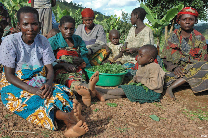 Batwas women and children resting after harvesting