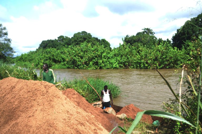 Sand miners, Malian nationals, busy on the “Central Barrier” site keeping the quarry in operation. Image by Yannick Kenné.