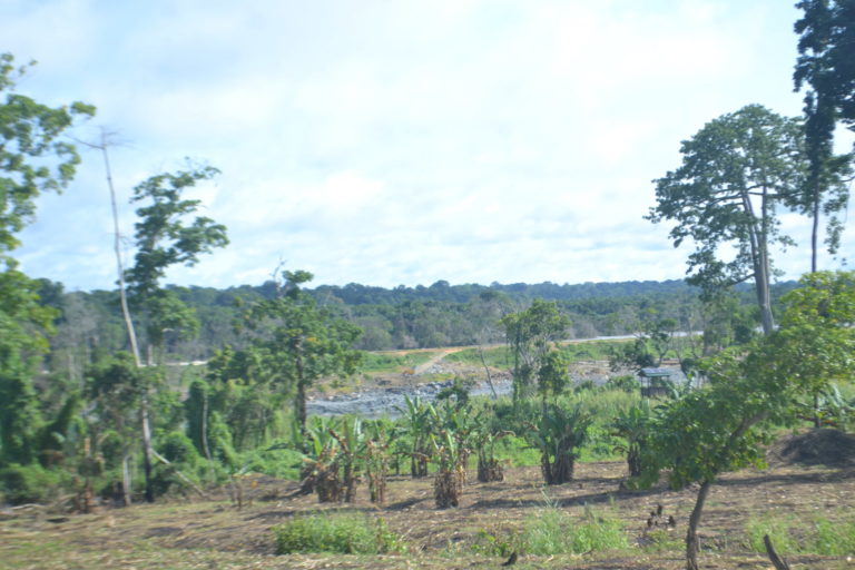 A stone quarry in operation at the dam, providing materials for the dam’s construction. Image by Yannick Kenné.