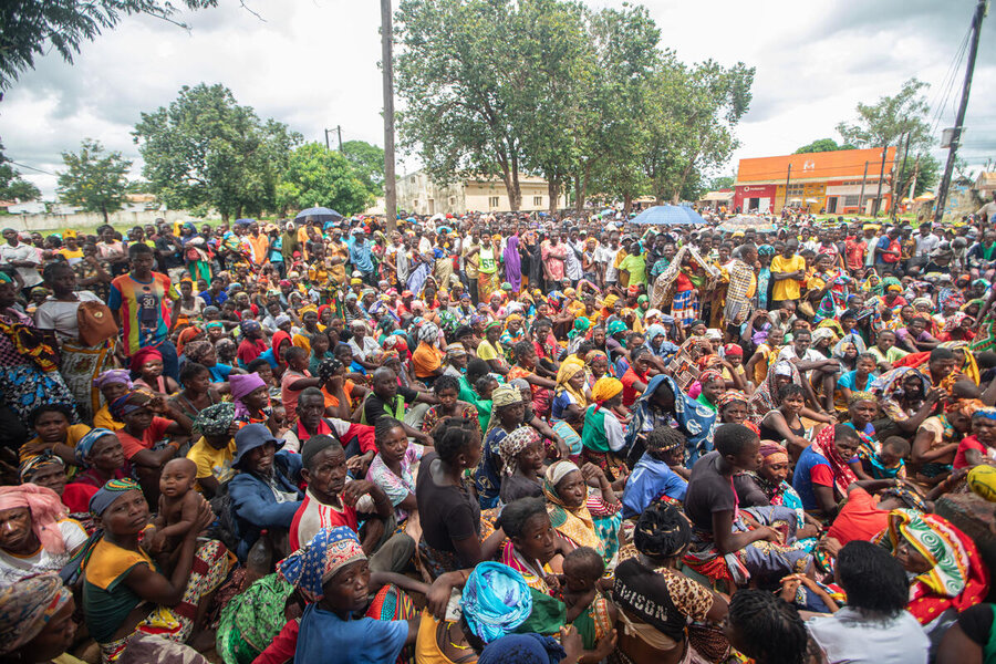 Seven-day rations are distributed to internally displaced people in Erati, Nampula province. Photo: Alfredo Zuniga