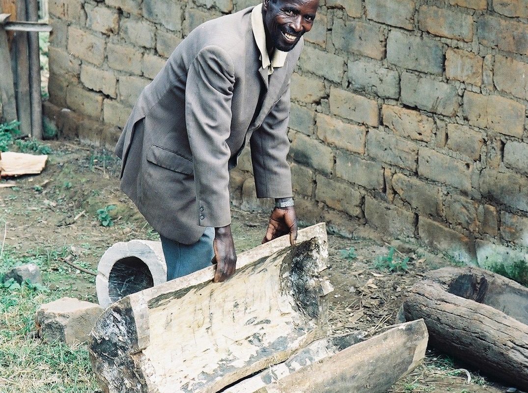 Elias Mwampamba with a log hive in Umalila, in Tanzania's Southern Highlands. Image by Paul Latham via Flickr (CC BY-NC 2.0)