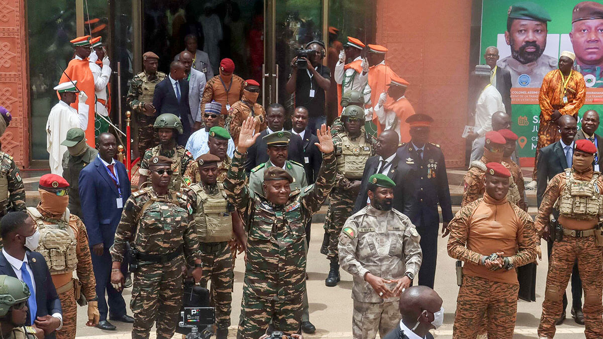 Los líderes militares que gobiernan Burkina Faso, Mali y Níger formaron una nueva confederación el 6 de julio de 2024 al firmar un tratado durante su primera cumbre en Niamey, tras cortar los lazos con la CEDEAO - PHOTO/AFP