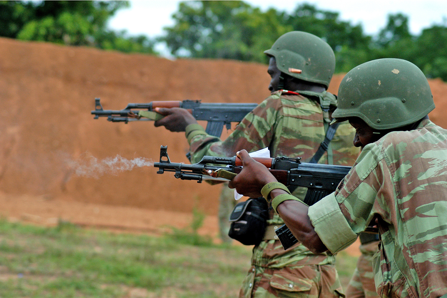 Beninese Army soldiers taking part in live fire exercise. But by the end of 2021, a series of attacks on soldiers by militants raised the specter of a long-feared spillover of insurgent violence into northern Benin. Image by Jad Sleiman, U.S. Marine Corps via Wikimedia Commons.