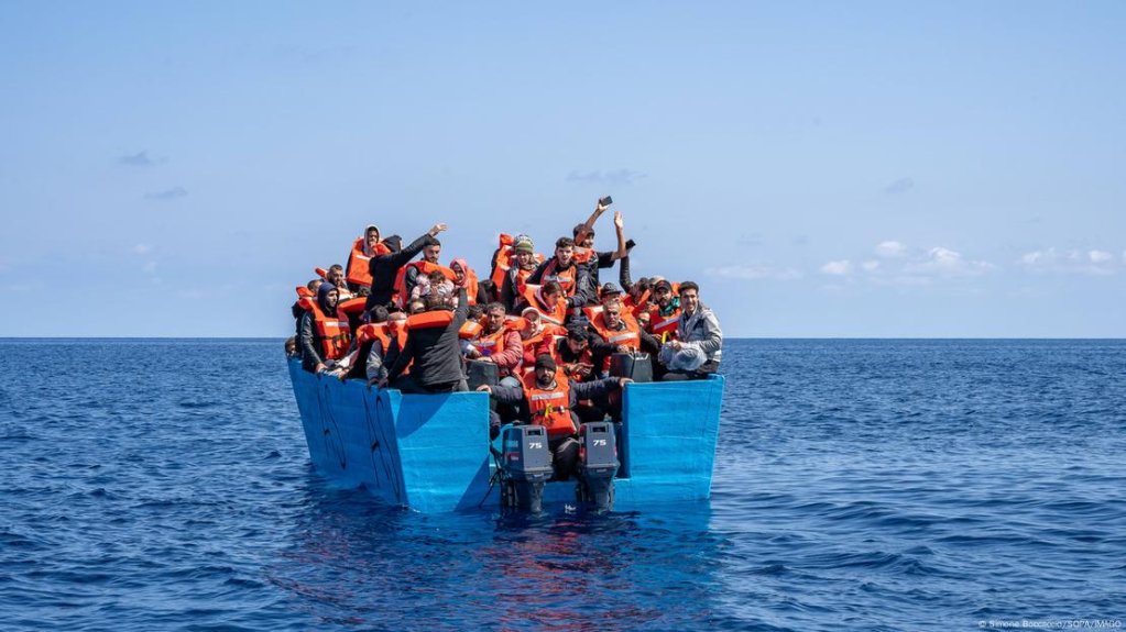 Migrants trying to cross the Mediterranean Sea are sometimes rescued by humanitarian organizations, but many drown before any help can reach them | Photo: Simone Boccaccio/SOPA/IMAGO