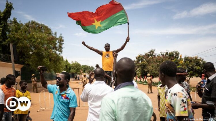 Burkina Faso's youth utilize free-speech sanctuaries – DW – 01/06/2024