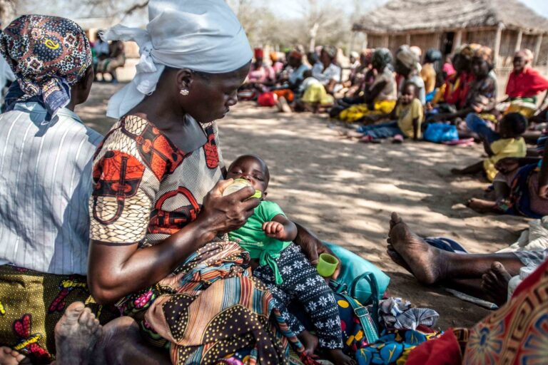 Mothers and children wait in Changanine community (Chibuto District), Mozambique to collect their seeds from the Red Cross. The community has been hit very hard by the current drought, many have lost their crops and locals have to walk up to five kilometres to dig for water. Image by Aurélie Marrier d'Unienville / IFRC via Flickr (CC BY-NC-ND 2.0).