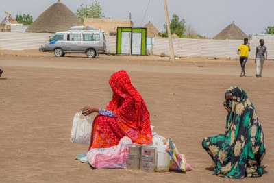 Internally displaced people (IDPs) wait for transport after food distribution at Un Gargor, Kassala (file photo).